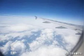 小伙坐飞机拍照，拍到一群人在天上旅行，惊出了一身冷汗！图片