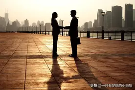 没人扶你的时候，自己要站起来，路还长背影很美图片