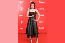 张小斐不当偶像可惜了，穿黑色皮裙肤白貌美，"花瓶"身材好迷人图片