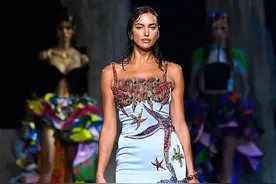 34岁超模伊莲娜惊艳秀场，湿发如海之女神，和C罗一样都很拼图片