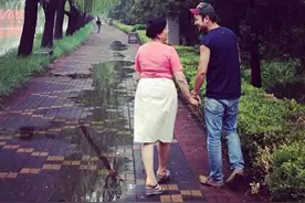 尼格买提曝妈妈患病手术，无法见面急到想哭，老婆远在国外难团圆图片