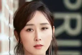 嫁给名门后裔，却不做豪门金丝雀，42岁胡静被朱兆祥宠溺至深图片