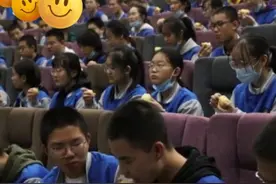 学校组织学生看《长津湖》，吃冻土豆忆苦思甜，却引来家长不满图片