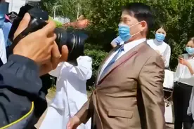 朱之文商演活动现场照曝光，身材前凸后翘太应景，西服都差点崩开图片