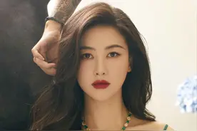 朱珠不愧是成熟女人的穿搭典范，一身吊带裙超有女人味，夺人眼目图片