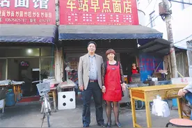 27年前，女子收留3个乞丐，乞丐打拼成富翁后，送百万支票报恩图片