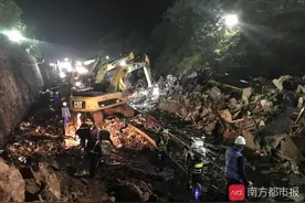 救援现场图集！济南至广州列车郴州脱轨，多台挖掘机连夜清理中图片