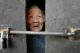 "我宁愿养一条狗，也不养父母"，本以为不孝，不料却获众人支持图片