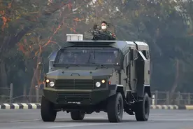 来源成谜，现身缅甸街头的以色列“雷霆”装甲运兵车图片