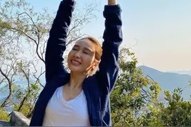48岁黎姿带女儿山顶散步，边走边跳脚步轻盈似少女，好身材藏不住图片