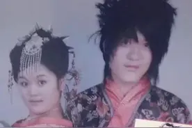 儿子无意间发现爸妈的婚纱照，当场就不淡定了，吐槽妈妈当年高攀图片