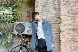 24岁男星被曝约会多位女生，举止暧昧玩到深夜，十天内已被拍两次图片