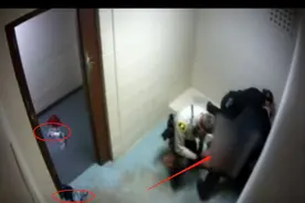美式人权！3名警察强行扒光黑人女性衣服，一男警察还骑在她身上图片