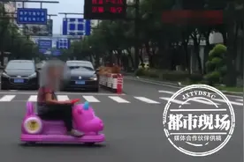 看傻眼！7旬老太竟开“碰碰车”上路图片