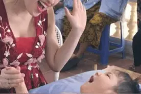 女婴父母失踪，饿得只剩皮包骨，被24岁女孩收养，如今过得怎么样图片