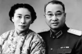 陈赓妻子傅涯，退休后去台湾探望亲友，刚下飞机十几辆车一起迎接图片