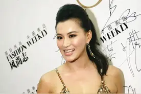 39岁的莫小棋气质独特，穿金色吊带裙走红毯，不愧是“性感女王”图片