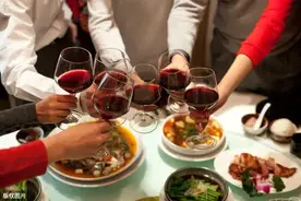 饭局上，领导让你帮忙挡酒咋办？傻子才会直接喝，聪明人会这样做图片