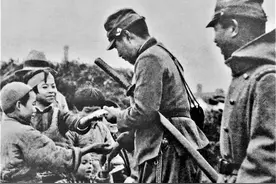 我可以证明日军给人糖吃这事确实有，但是我们不能像某人那么解读图片