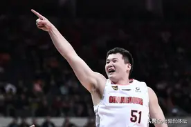 打野球那么赚钱？万圣伟打1场能赚1.5万元，CBA打1年才挣20万元图片