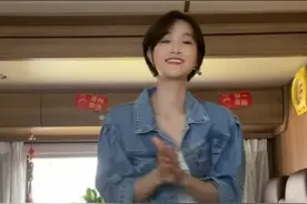 蓝盈莹穿高叉裙在房车内热舞，被指搔首弄姿，母亲身价过亿是富豪图片