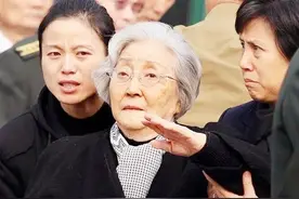 “钱学森夫人”蒋英葬礼，党旗盖身，许多学生前来送别恩师图片
