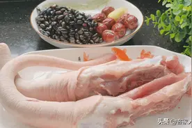 2条猪尾加1把黑豆，天冷了教你正确吃法，温补好吃，全家适合吃图片