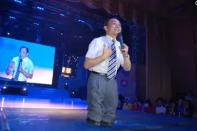 曾经的“亚洲赌王”，出老千当场被抓，失去两条腿三根手指图片
