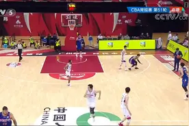 生气了！周琦发底线球竟直接传给阿的江 跟于德豪互相埋怨对方图片
