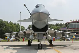 歼10B踏出国门，参与军事比赛，装备已脱胎换骨，俄罗斯也要羡慕图片