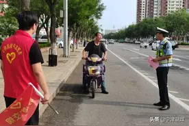 宁津交警放大招了：头盔不戴，曝光你，没商量图片