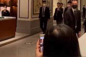 邓伦现身厦门某酒店，前呼后拥却很少人围观，网友：福建人不追星图片