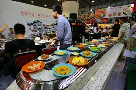 四川小伙开餐饮店，利用“免费吃饭”，年赚250万，套路教给你图片