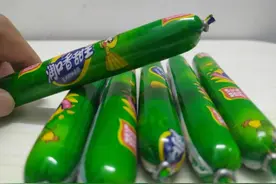 许多人不知道，火腿肠金属环下有个“小机关”，一拉就开，超容易图片
