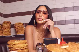 卡戴珊为带货真拼！穿紧身衣亲手做早饭，还把华夫饼放身上凹曲线图片