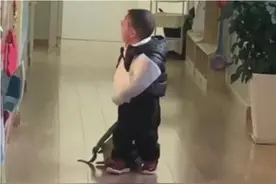 “幼儿园扛把子”走红，带伤上学走出“大佬”声势，网友：真霸气图片