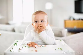 父母可能忽略的一个育娃技巧：孩子手里拿着东西强抢，这样对吗？图片