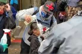 对着小女孩使用胡椒喷雾，网友质问：西雅图警察你们到底怎么了？图片
