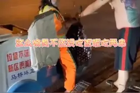 纹身男路边烤串，环卫工阿姨路过说真香，男子：给阿姨安排上图片
