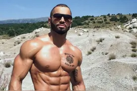 想突破力量瓶颈，练出饱满胸大肌？试一试深蹲架卧推吧图片