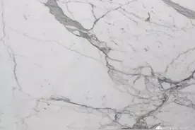 白色的大理石，出现黄色条纹或者水晶线，是正常的嘛？图片