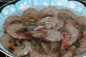 大虾新吃法，不放一滴水，不用一滴油，营养不流失，这做法不常见图片