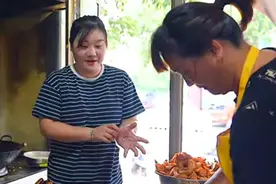福建姑娘卖小吃，传承老爸手艺，日卖2000多只，大义灭亲争第一图片