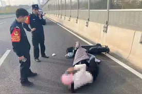 “快靠边停车，路上怎么躺着个人啊...”图片