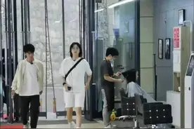 华为二公主姚安娜综艺路透曝光，与丁真同逛超市，打扮超接地气图片