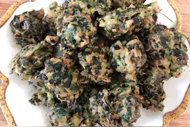 韭菜再老一套了，儿媳在家炸韭菜丸子，焦香酥脆，婆婆都差点吃撑图片