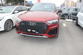 实拍奥迪Q5L，红色车漆很大气，配座椅加热+真皮方向盘图片