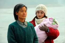 奇葩婆婆一句话不讲，把个人照片挂在儿子婚房，儿媳：不摘就离婚图片