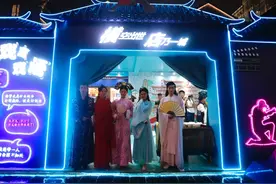 和飞剑而来的大侠过招，品小主们爱吃的糕点，西湖边横店影视城等你来时空穿越图片