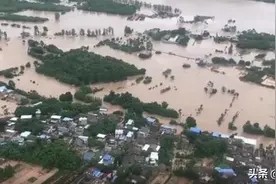 西部战区某陆航旅直升机飞赴乐山参与救援（航拍视频）图片